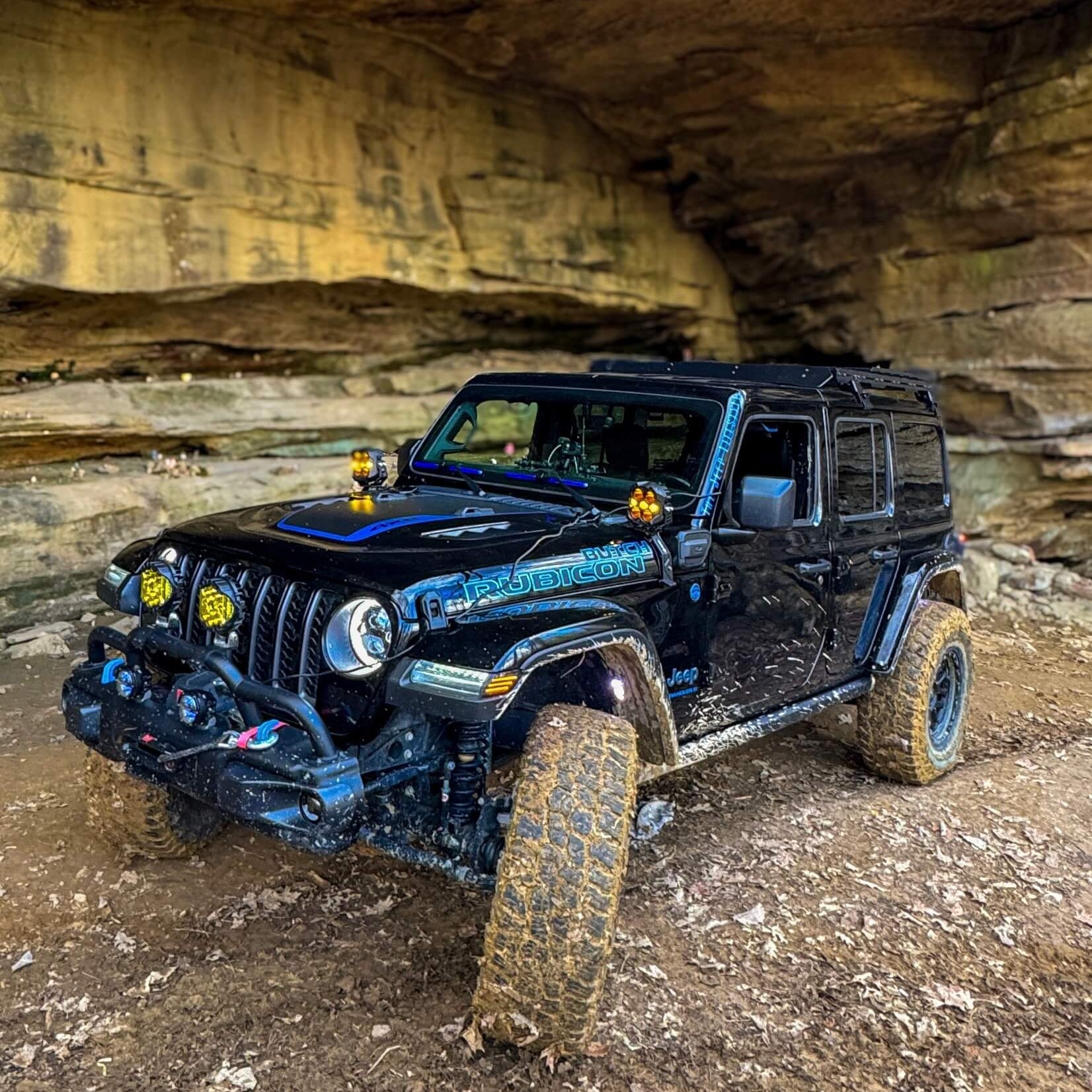 GUTTER MOUNT PLATFORM RACK INSTALLED ON A BLACK JEEP WRANGLER JL
