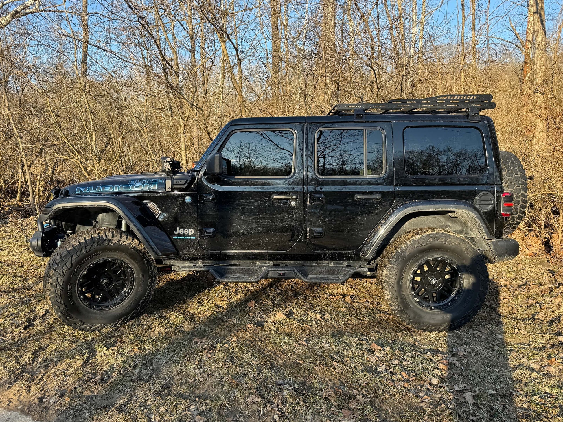 GUTTER MOUNT PLATFORM RACK INSTALLED ON A BLACK JEEP WRANGLER JL